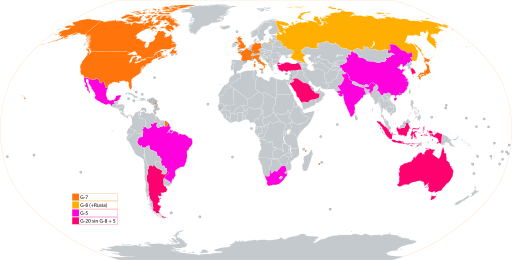 Mapa mundi com os componentes do G20 com participação em outro grupos (G7 em laranja, G8 em amarelo, G5 em rosa e G20 em rosa pink).